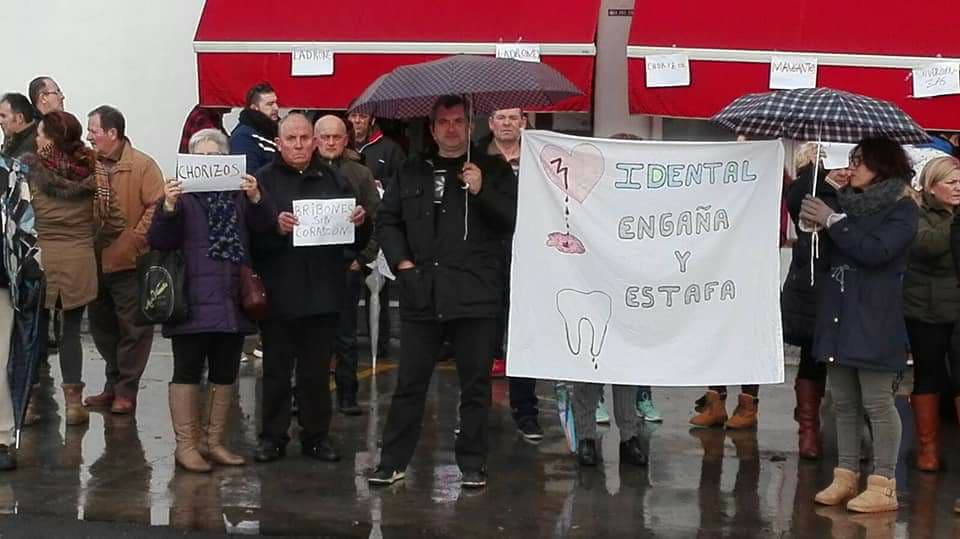 Concentración de los afectados por iDental en Zaragoza. Fuente: Grupo de Facebook de afectados de iDental en Zaragoza.