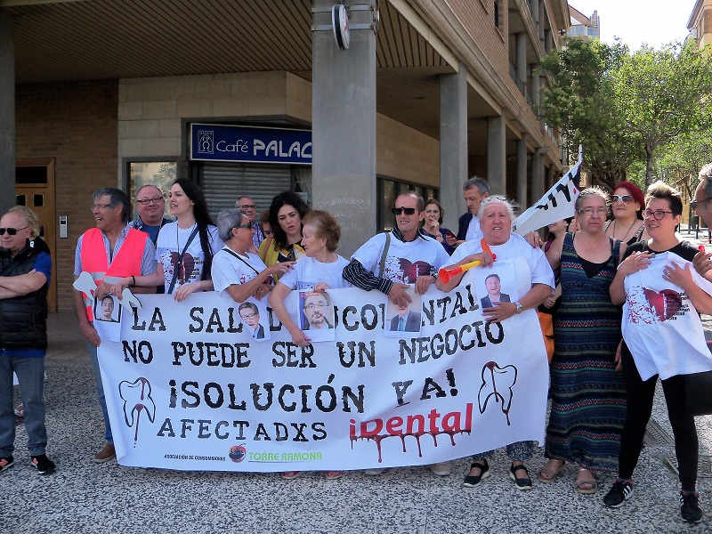 Concentración de afectados por iDental ante las Cortes de Aragón